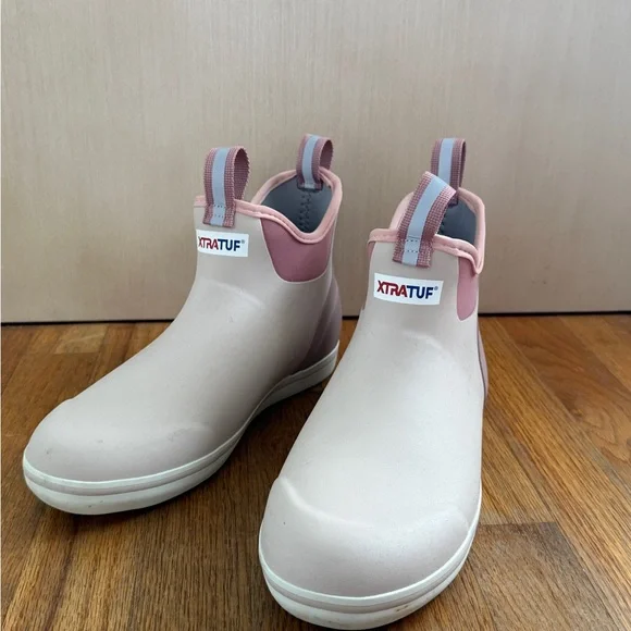 Woman’s light pink Xtratuf boots - Picture 1 of 4